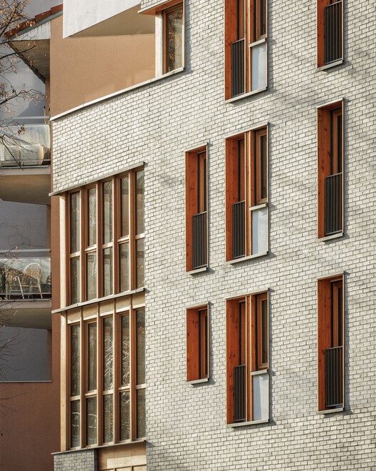 Квартиры на склоне холма / AUP/Architectes - Фотография интерьера, окна, кирпич, фасад