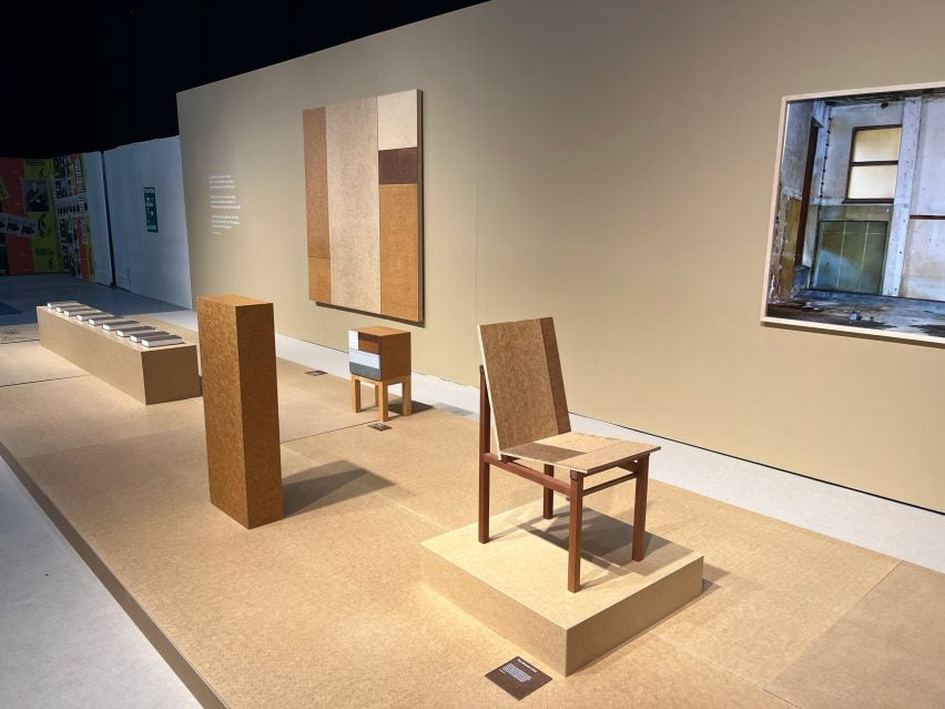 стулья на выставке