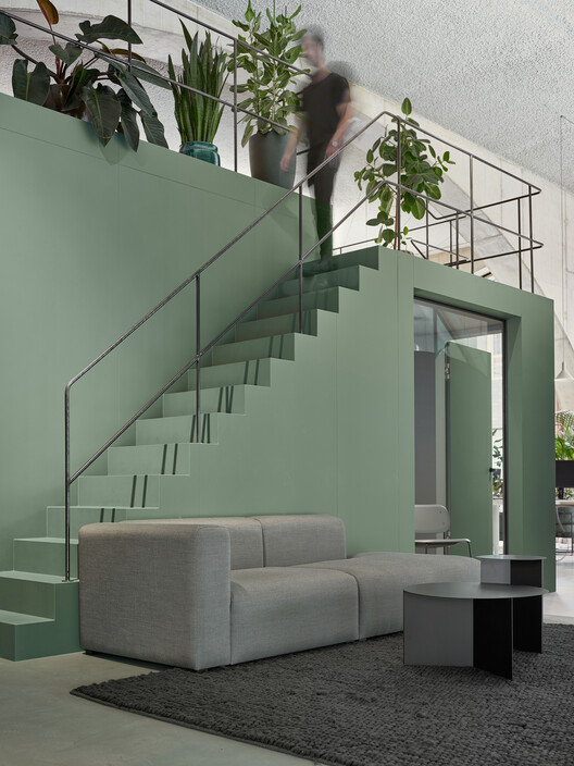 Wet Beast Office / Studioninedots — Фотография интерьера, гостиная, лестница, перила