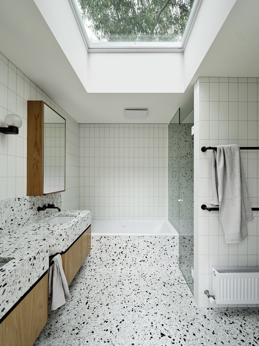 Зигзагообразный дом / Дэн Гейфер Дизайн - Фотография интерьера, ванная комната, окна, столешница, раковина