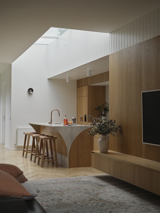 Зигзагообразный дом / Дэн Гейфер Дизайн - Фотография интерьера, кухня, балка