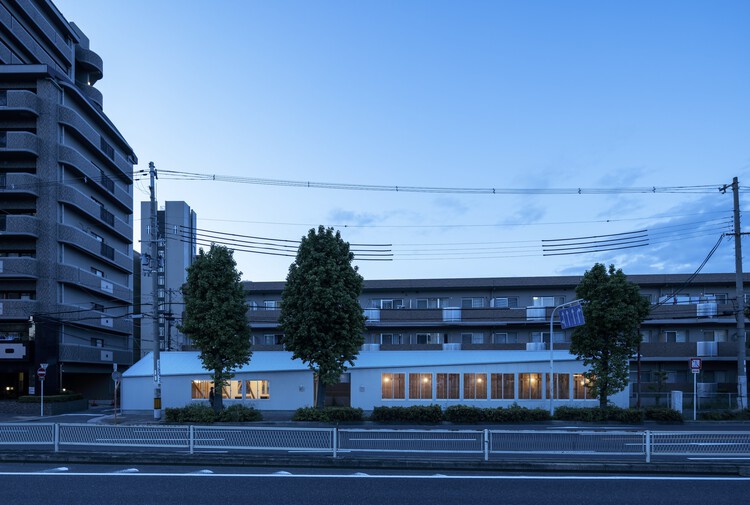 YOKONAGAYA Салон красоты / Офис для экологической архитектуры - Экстерьерная фотография, Окна