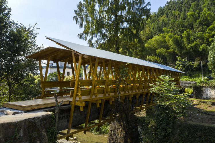FW JI·Крытый мост на акведуке / IARA – фотография экстерьера, балка, лес