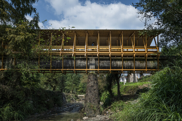 FW JI·Крытый мост на акведуке / IARA - Фотография экстерьера, Лес, Балка