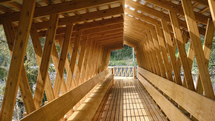 FW JI·Крытый мост на акведуке / IARA - Фотография интерьера, балка