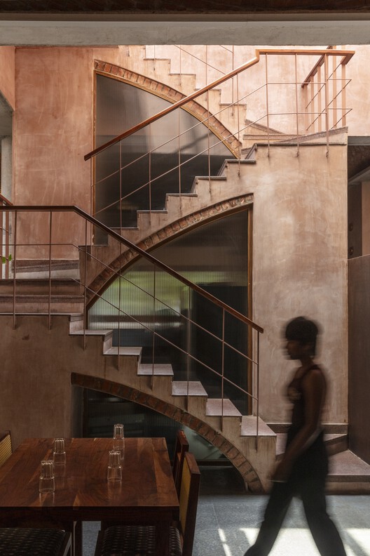 Ресторан на телугу Medium / Sona Reddy Studio — фотография интерьера, лестница, окна, перила