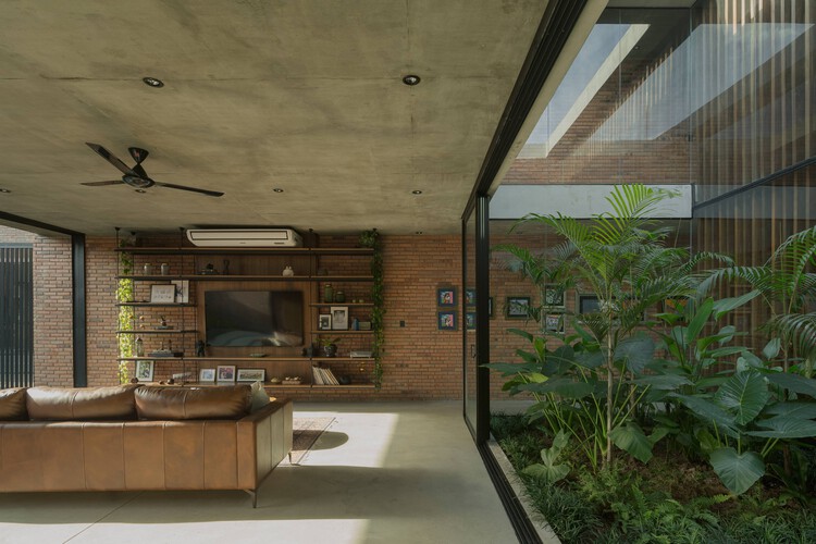 ME House / Equipo de Arquitectura - Фотография интерьера, балка, окна