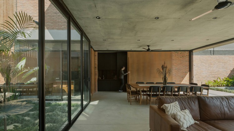 ME House / Equipo de Arquitectura - Фотография интерьера, стол, стул, балка, окна
