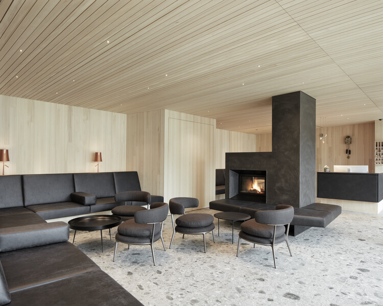 Отель Am Holand / фирма Architekten - Фотография интерьера, гостиная, стол, стул