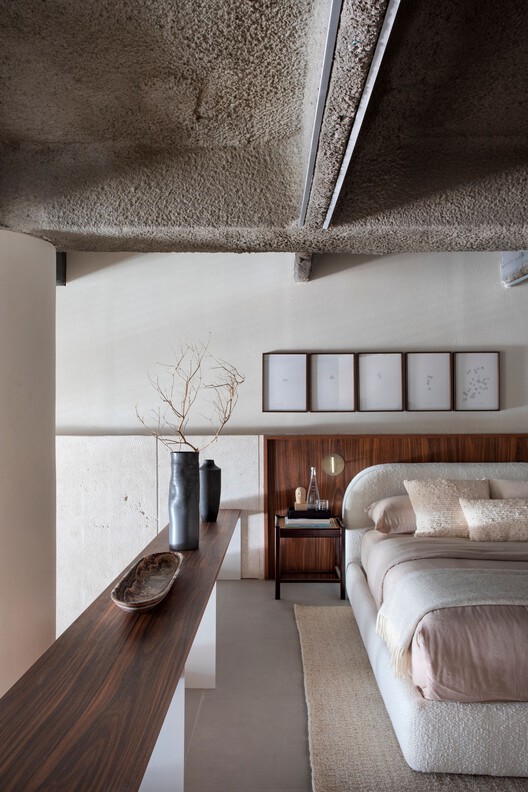 Лофт (In)Terno / Ticiane Lima Arquitetura & Interiores - Фотография интерьера, стол, кровать, спальня