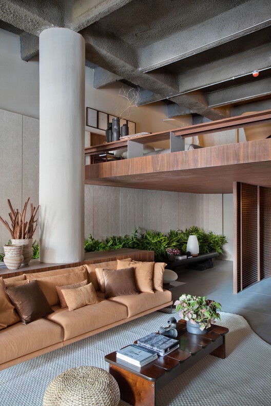 Лофт (In)Terno / Ticiane Lima Arquitetura & Interiores - Фотография интерьера, гостиная, диван, стол