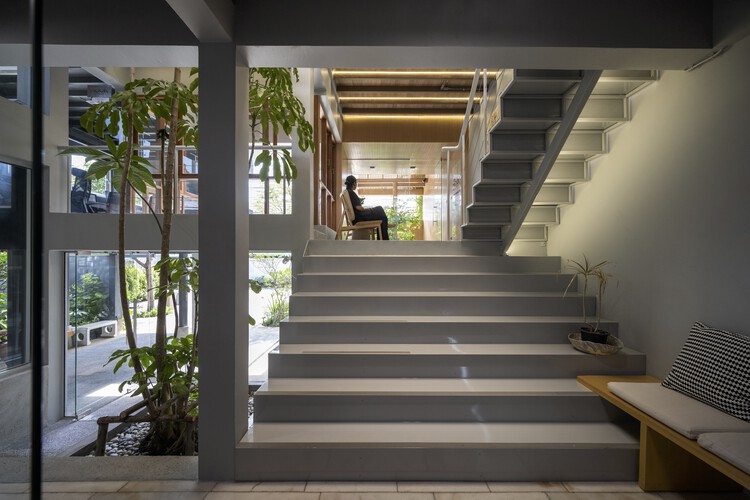Офис PROUD / BodinChapa Architects - Фотография интерьера, лестница, перила, колонна
