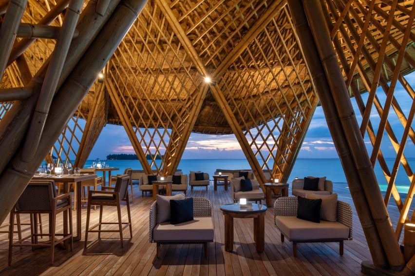 Внутренняя зона отдыха ресторана Overwater на Мальдивах 