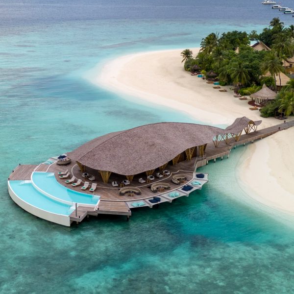 Крыша в форме ската венчает ресторан на Мальдивах от Atelier Nomadic