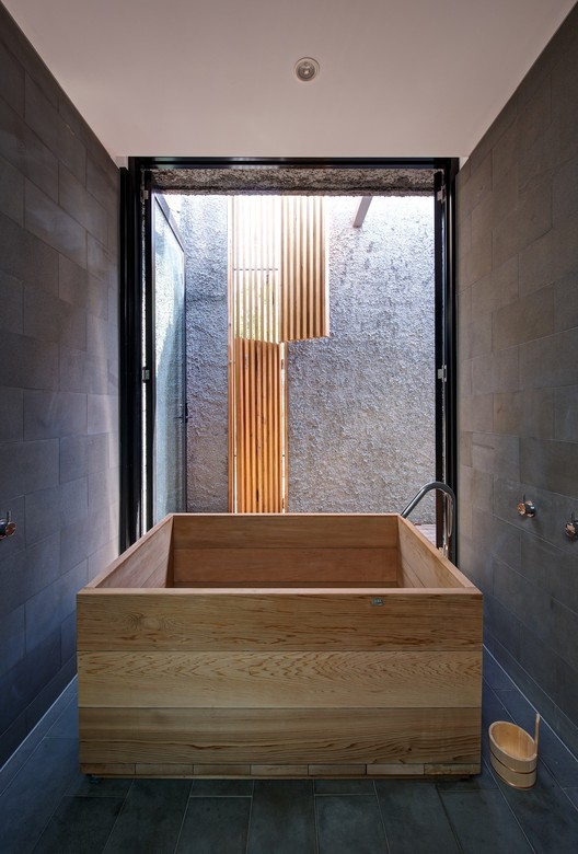 30 открытых ванных комнат: объединение бриза и природы в личном пространстве — изображение 12 из 37
