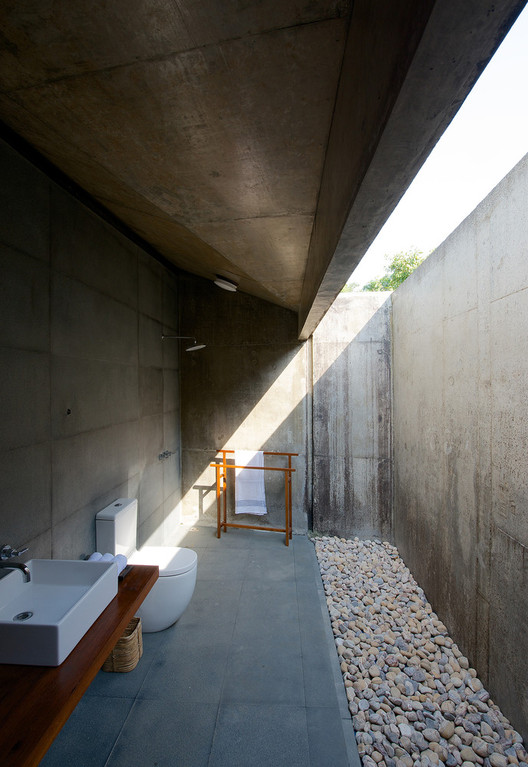 30 открытых ванных комнат: объединение бриза и природы в личном пространстве — изображение 32 из 37