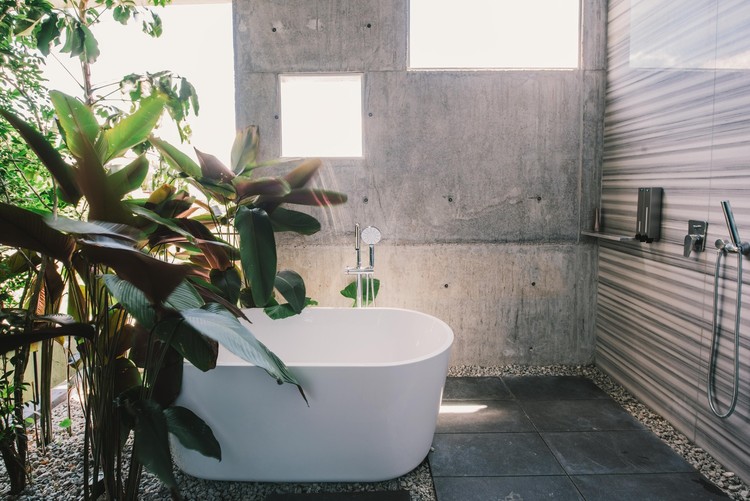 30 открытых ванных комнат: объединение бриза и природы в личном пространстве — изображение 10 из 37