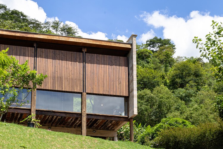 Дом из 6000 блоков / Марсио Флавио Мотта - фотография экстерьера, лес