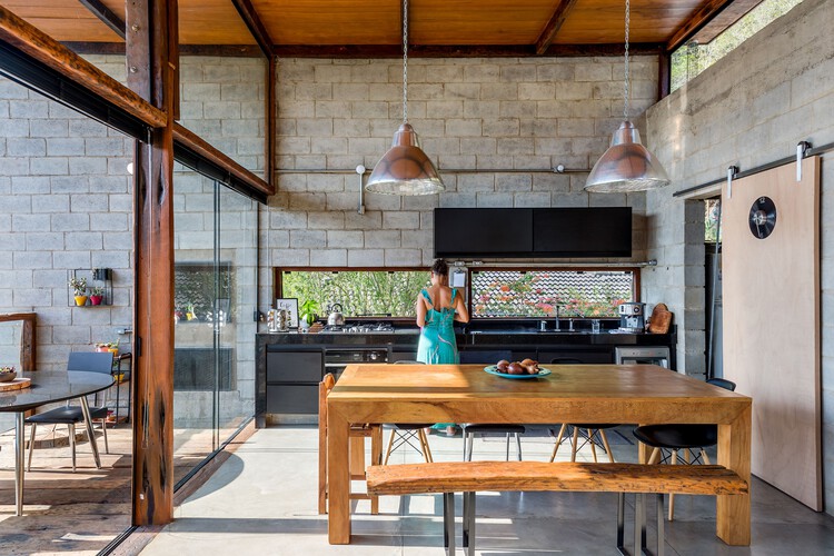 Дом из 6000 блоков / Марсио Флавио Мотта - Фотография интерьера, кухня, стол, балка, стул, столешница