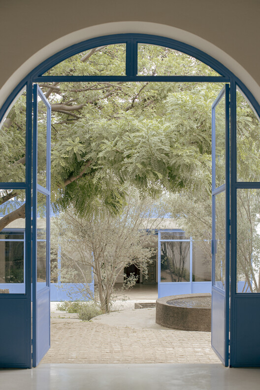 Дом Сан-Игнасио / Amarillo Amate Arquitectura - Фотография интерьера, дверь, стекло, фасад, окна, арка