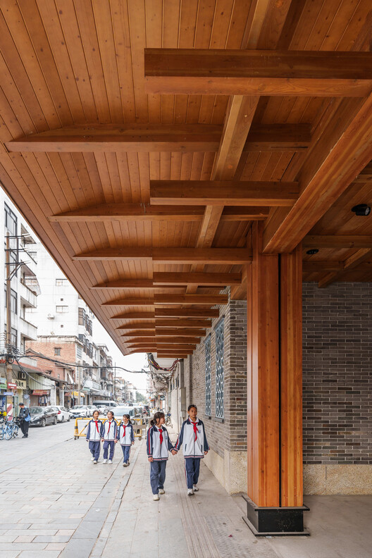 Начальная школа Жуаньчун / Archseeing — фотография интерьера, балка, колонна, аркада