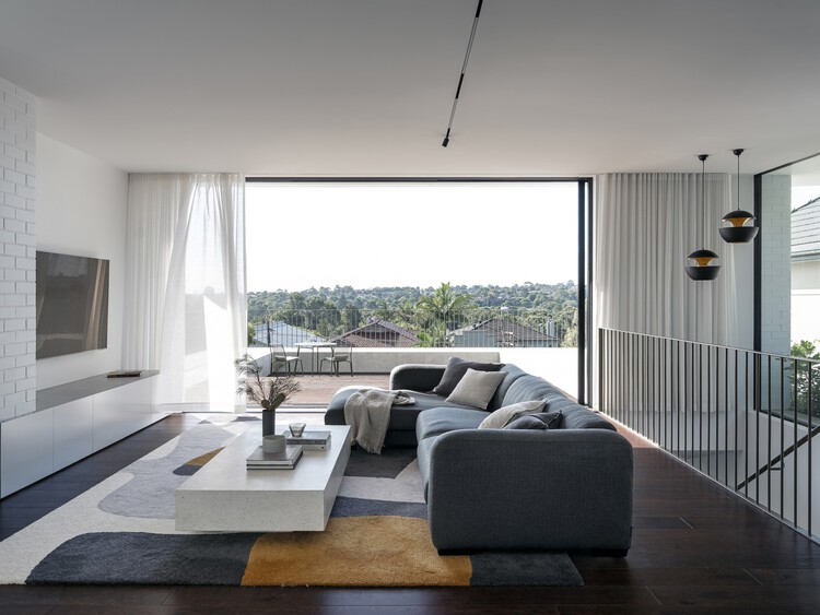 Strata House / pH+ Architects — Фотография интерьера, гостиная, стол, окна