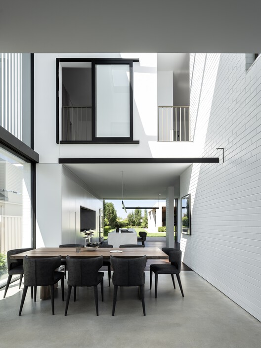 Strata House / pH+ Architects - Фотография интерьера, столовая, стол, окна, фасад, стул