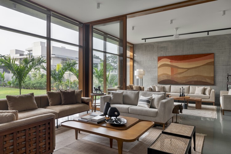 Парящий дом / Modo Designs - Фотография интерьера, гостиная, стол, диван, окна