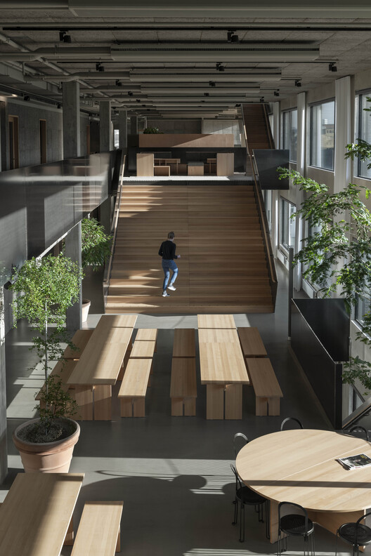   Офисы Merkurhuset / Olsson Lyckefors Arkitektur - Фотография интерьера, стол, балка, стул