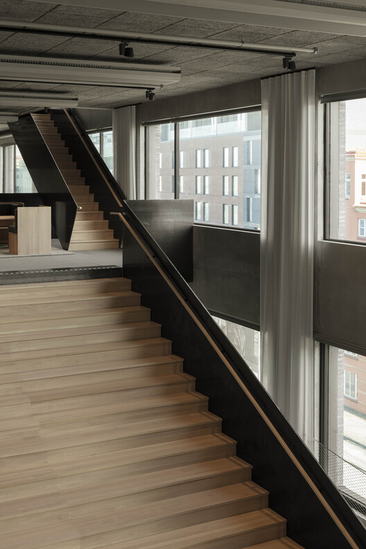   Офисы Merkurhuset / Olsson Lyckefors Arkitektur - Фотография интерьера, лестницы, окна, перила, балка