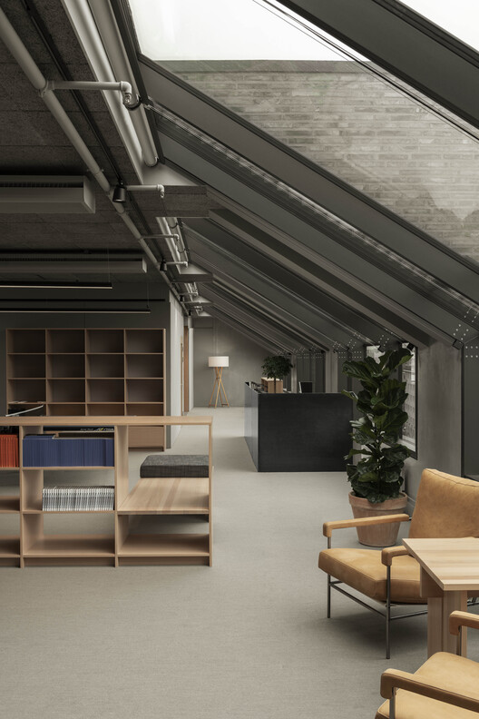   Офисы Merkurhuset / Olsson Lyckefors Arkitektur - Фотография интерьера, гостиная, стол, стеллажи, окна, балка