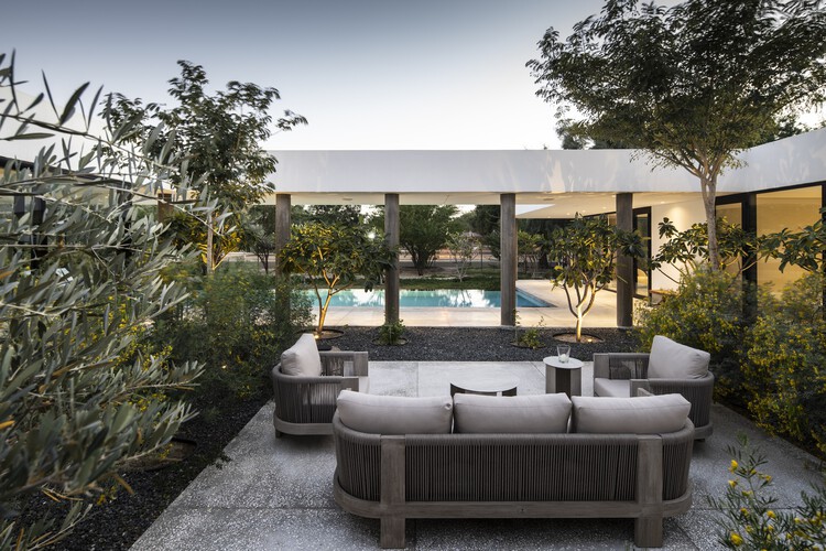 Zen Villa / fikrr Architects - Экстерьерная фотография, Диван, Сад, Патио, Двор