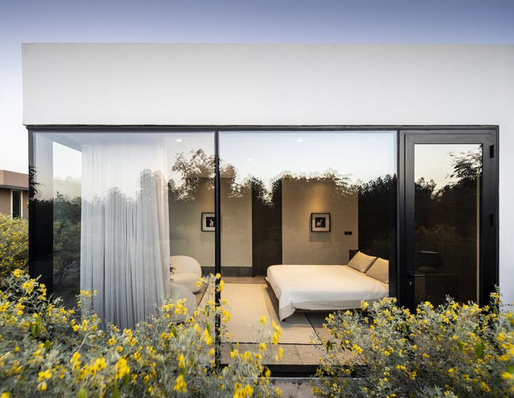 Zen Villa / fikrr Architects - Экстерьерная фотография, Дверь, Окна, Фасад, Кровать, Спальня
