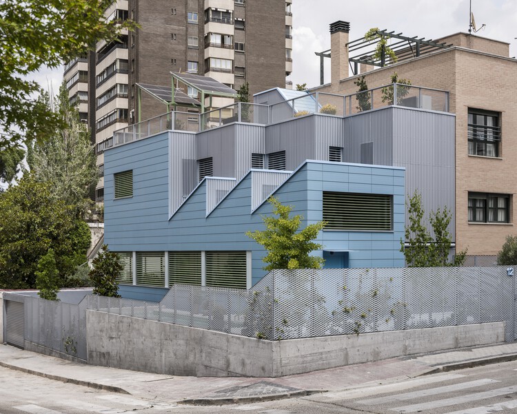 Beyond-the-family Kin Housing / Игнасио Г. Галан + OF Architects - Фотография экстерьера, окна, фасад