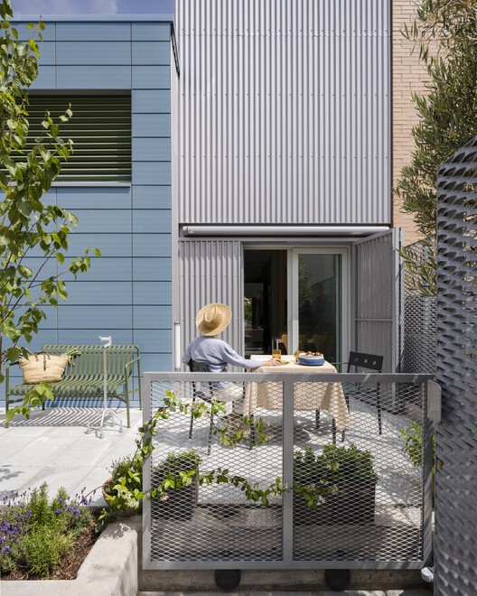 Дом для семьи за пределами семьи / Игнасио Г. Галан + OF Architects - Фотография экстерьера, стол, окна, стул, фасад, сад, патио, двор