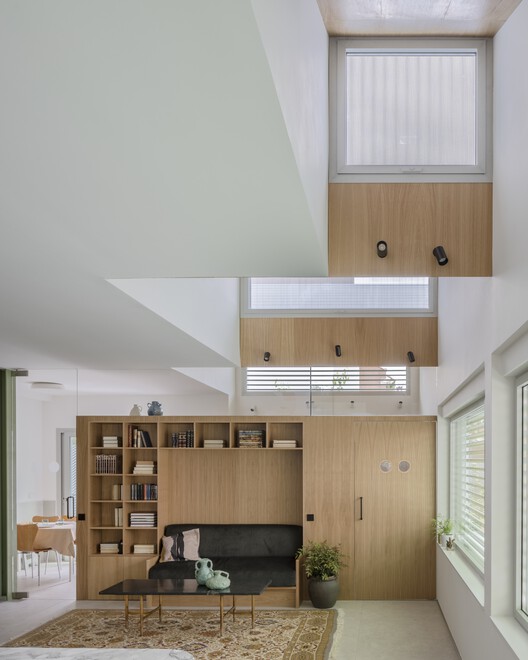 Beyond-the-family Kin Housing / Игнасио Г. Галан + OF Architects - Фотография интерьера, кухня, окна