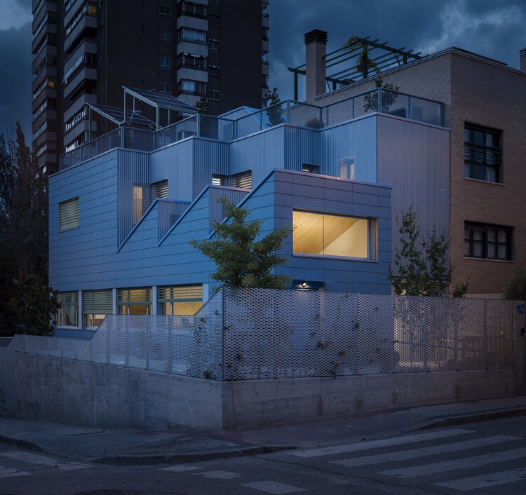Beyond-the-family Kin Housing / Игнасио Г. Галан + OF Architects - Фотография экстерьера, окна, фасад