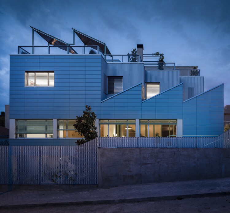 Beyond-the-family Kin Housing / Игнасио Г. Галан + OF Architects – Фотография экстерьера, окна