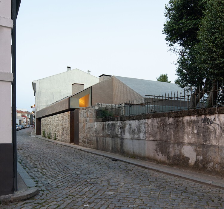 Дом на Rua Direita de Francos / WeStudio + MADE Office - Фотография экстерьера, окна, фасад