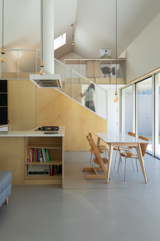 Дом на Rua Direita de Francos / WeStudio + MADE Office - Фотография интерьера, кухня, стул