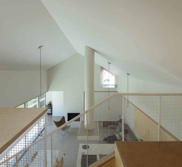 Дом на Rua Direita de Francos / WeStudio + MADE Office - Фотография интерьера, лестница, перила