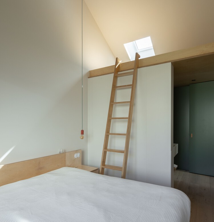 Дом на Rua Direita de Francos / WeStudio + MADE Office - Фотография интерьера, спальня, кровать