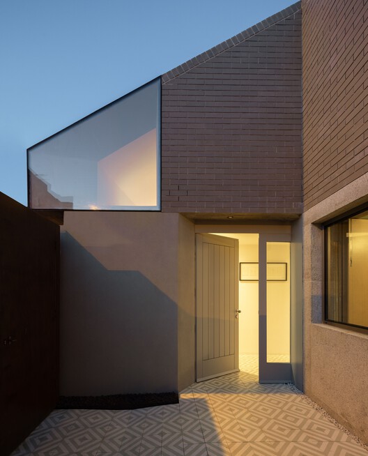 Дом на Rua Direita de Francos / WeStudio + MADE Office - Фотография экстерьера, фасад