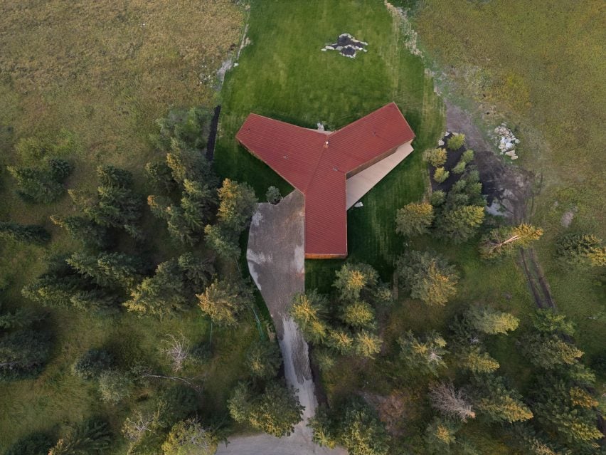 Вид с воздуха на Y-образный дом в Канаде от Saunders Architecture.
