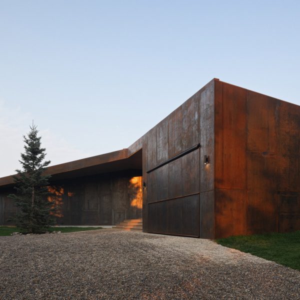Saunders Architecture строит облицованный сталью дом для Каррейг-Ридж в Альберте