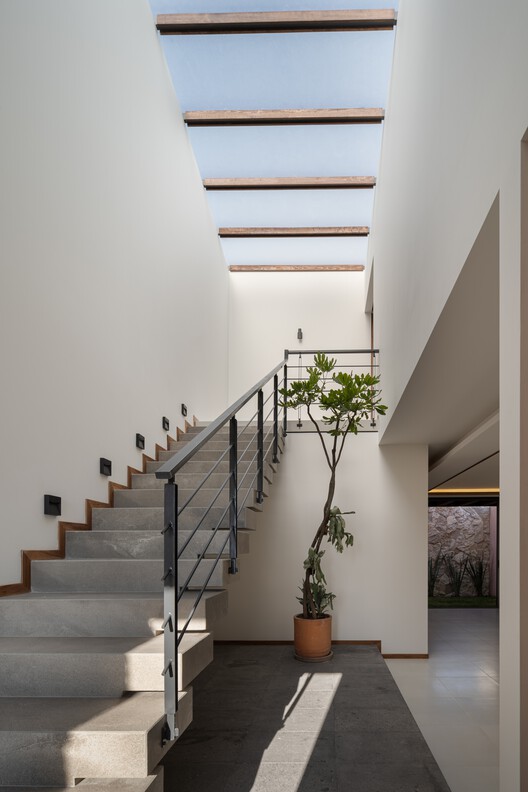 Монолитный Дом / Infante Arquitectos - Фотография интерьера, лестницы, перила