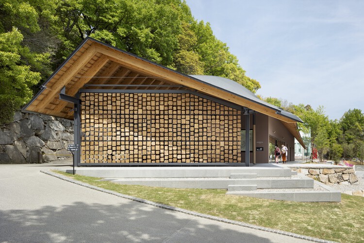 Вход Сикоку Мура в «Оянэ-Сан» / косоу — фотография экстерьера, фасада