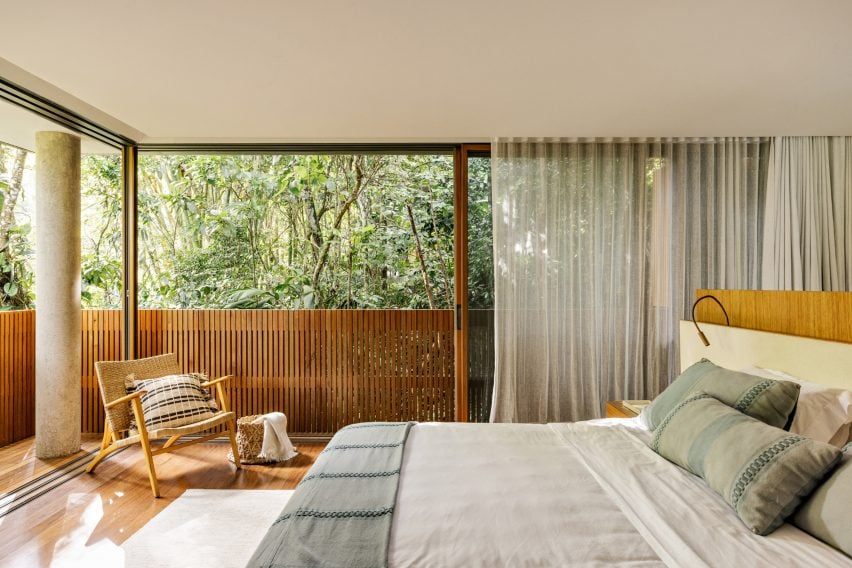 Спальное место в бразильском доме на склоне холма