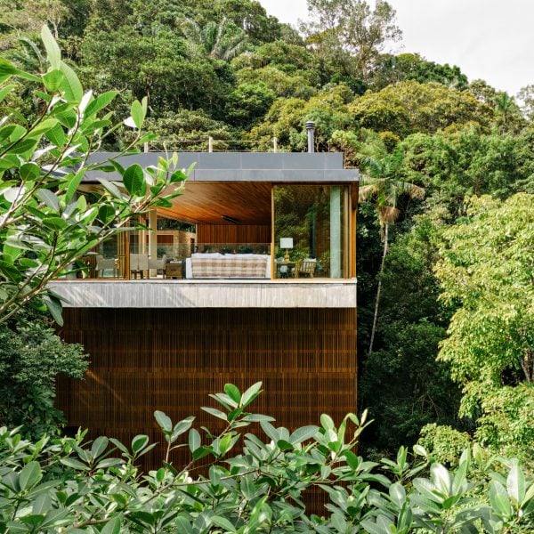 DB Arquitetos и Marina Salles складывают экранированный дом на бразильском побережье