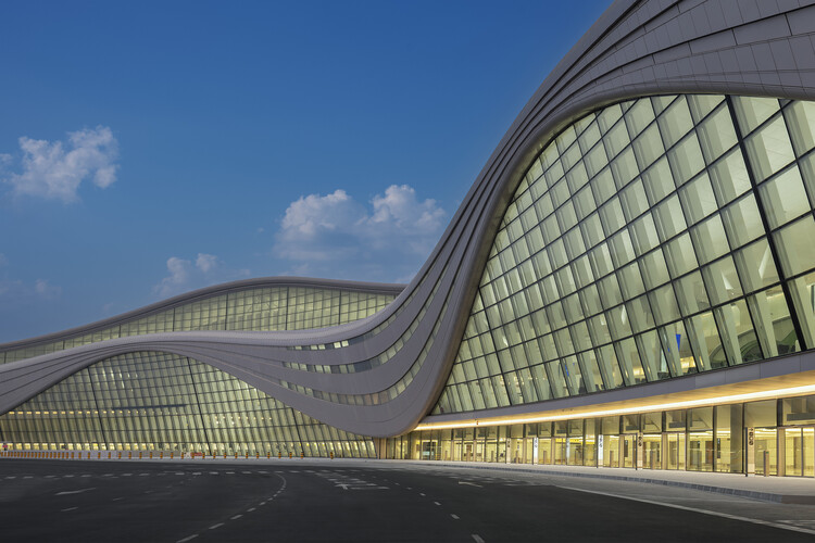 Отражая пустынные дюны, в Абу-Даби, ОАЭ, открывается терминал A компании KPF в международном аэропорту Заед — изображение 4 из 25